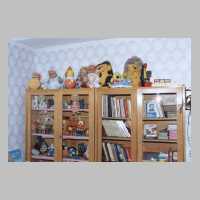 111-1239 November 2003, Kindergarten Wehlau. Buecher und Spielsachen im Aufenthaltsraum.JPG